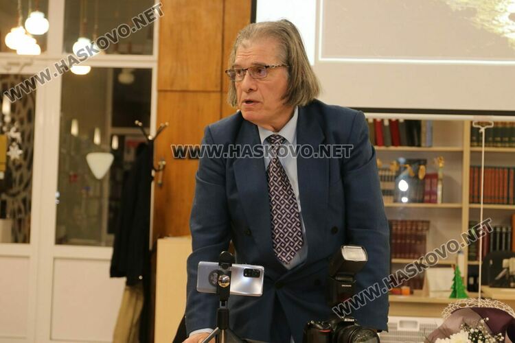 Пълна зала аплодира книгата „Вселена от любов“ на д-р Драгомир Мирчев в Хасково