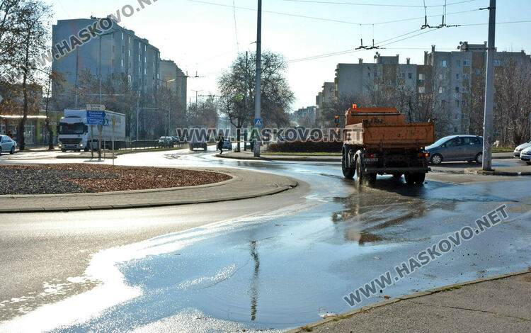 Спукана тръба наводни бул. „Васил Левски“, търсят аварии