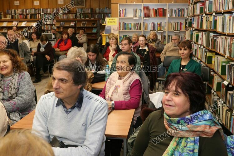 Пълна зала аплодира книгата „Вселена от любов“ на д-р Драгомир Мирчев в Хасково