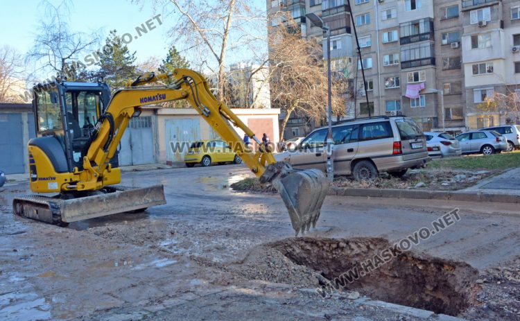 Спукана тръба наводни бул. „Васил Левски“, търсят аварии