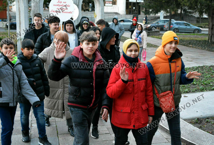 С дефиле под звуците на Духов оркестър започна фестивалът на коледната и новогодишната песен