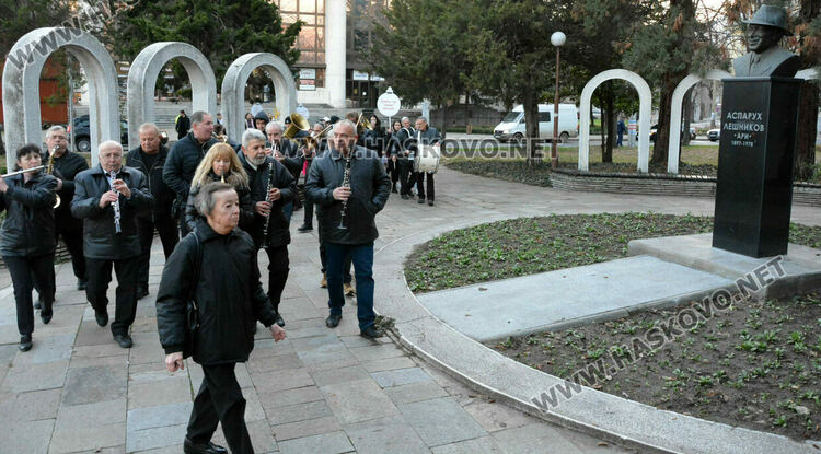 С дефиле под звуците на Духов оркестър започна фестивалът на коледната и новогодишната песен