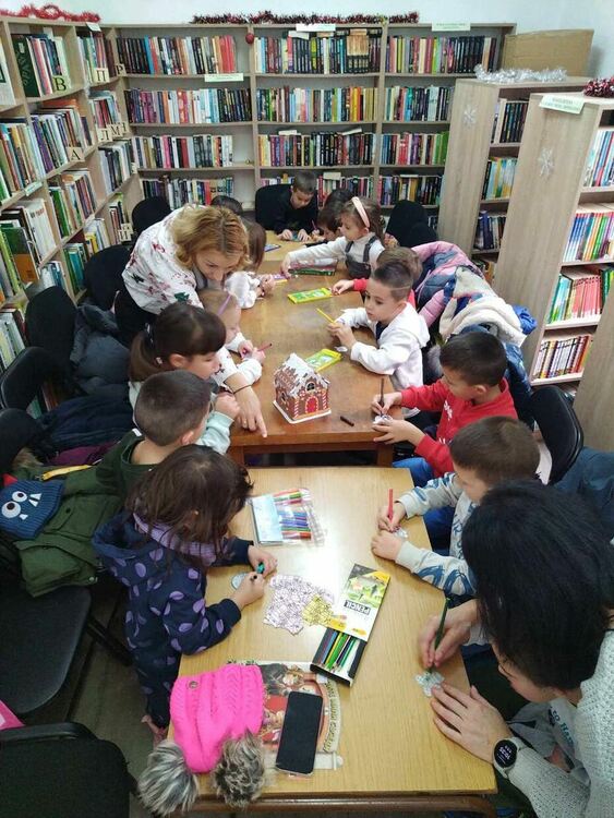 Коледна работилница за деца се проведе във Филиал „Стар център“ на Регионална библиотека „Николай Вранчев“ в Смолян