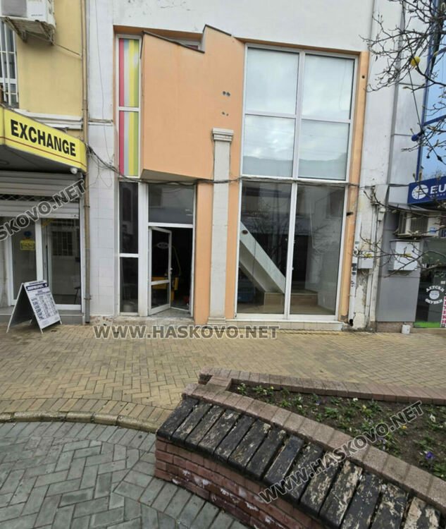 Разбиха и обраха детска игрална зала в центъра на Хасково