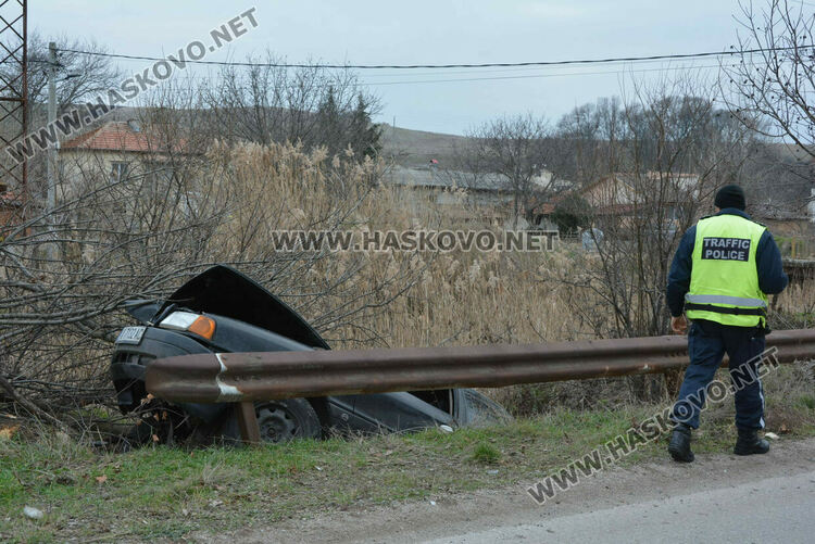 Водач излетя в дере край Въгларово и избяга