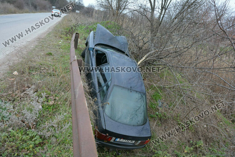 Водач излетя в дере край Въгларово и избяга