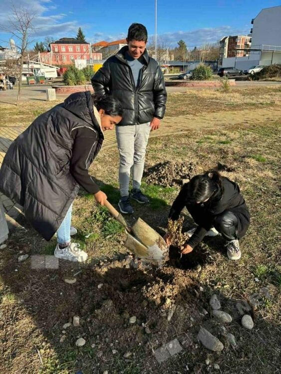 Деца с увреждания от спортен клуб „Съни Кидс” засадиха дръвчета в парк „Арпезос Север” в Кърджали