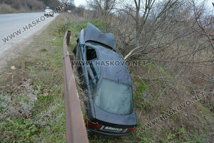 Водач излетя в дере край Въгларово и избяга