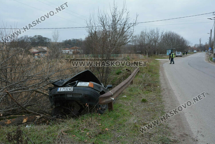 Водач излетя в дере край Въгларово и избяга