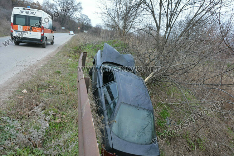 Водач излетя в дере край Въгларово и избяга