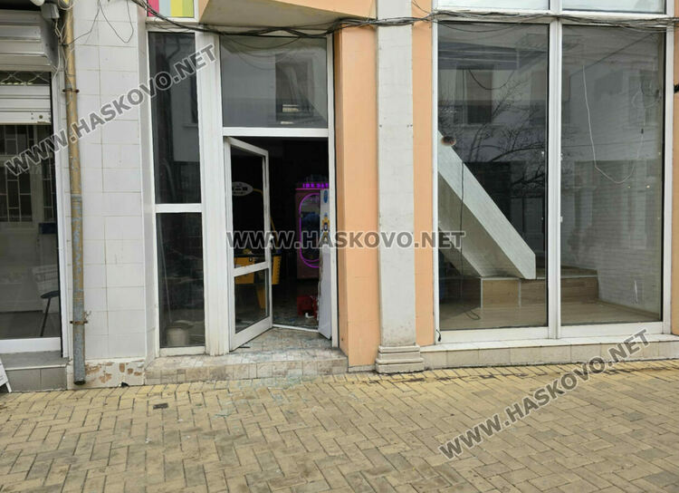 Разбиха и обраха детска игрална зала в центъра на Хасково