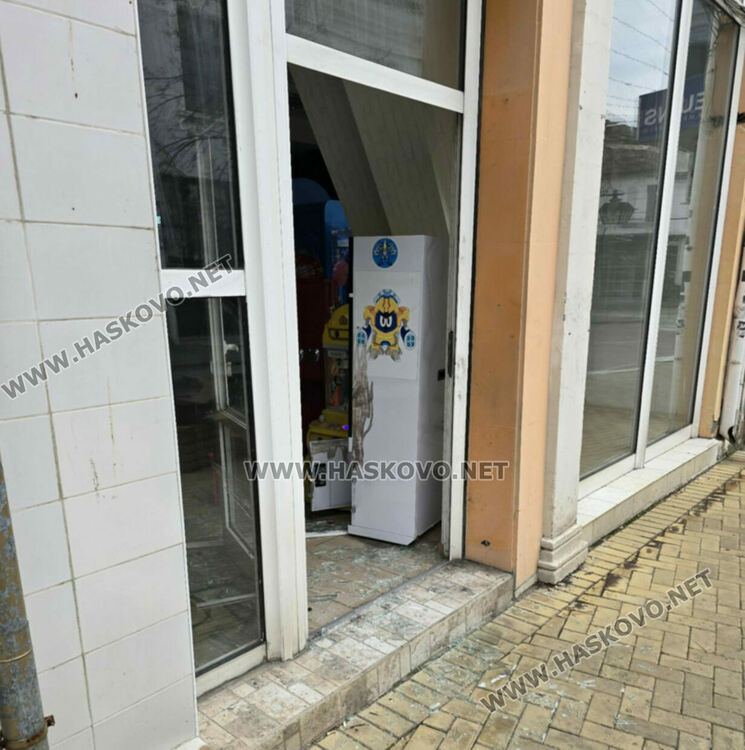 Разбиха и обраха детска игрална зала в центъра на Хасково