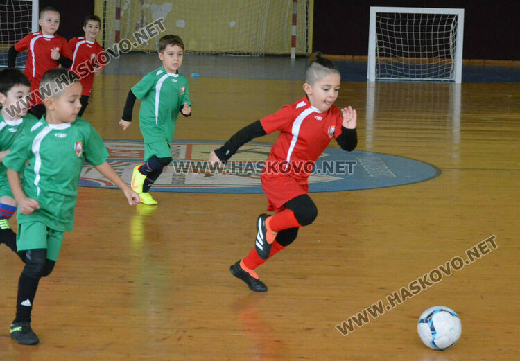 5 отбора от детски градини се включиха във футболен турнир „Купа Хасково“