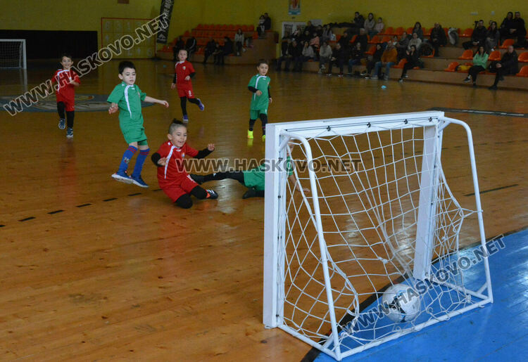5 отбора от детски градини се включиха във футболен турнир „Купа Хасково“