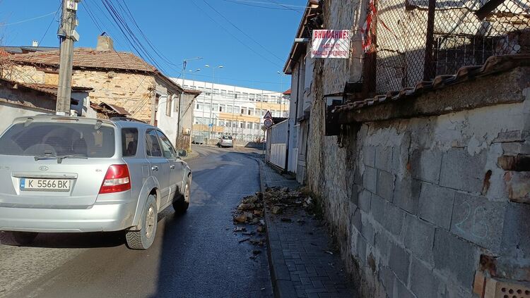 Къща се руши на ул.”Иван Вазов”в Кърджали,падащи камъни застрашават пешеходци и автомобили