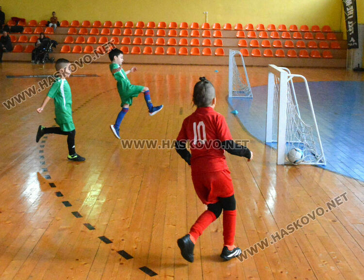 5 отбора от детски градини се включиха във футболен турнир „Купа Хасково“