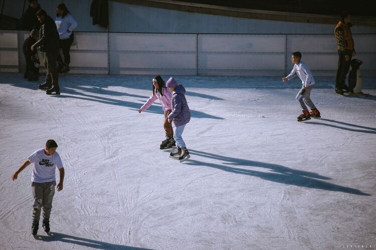 Ледената пързалка в Хасково ще заработи преди Коледа, по-високи цени от 2025 г.