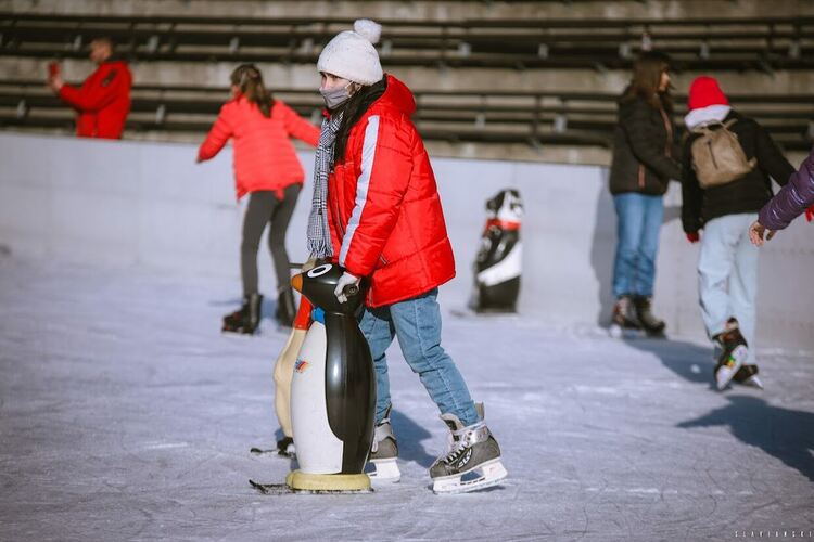Ледената пързалка в Хасково ще заработи преди Коледа, по-високи цени от 2025 г.