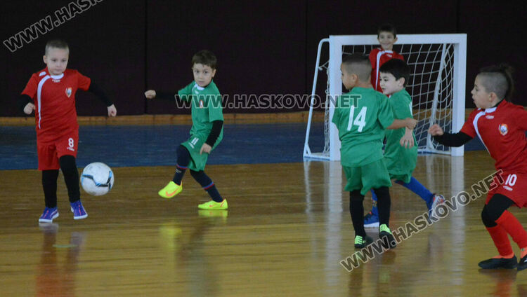 5 отбора от детски градини се включиха във футболен турнир „Купа Хасково“