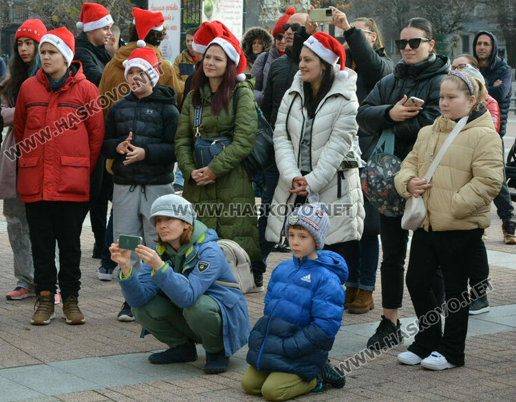 Хористи от цяла България пожелаха с песен щастлива Коледа на всички и до нови срещи в Хасково