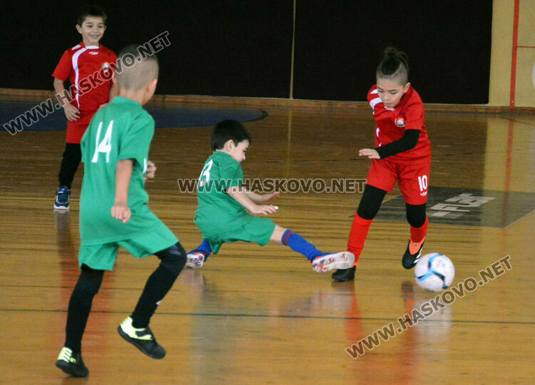 5 отбора от детски градини се включиха във футболен турнир „Купа Хасково“