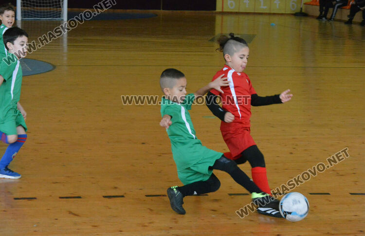 5 отбора от детски градини се включиха във футболен турнир „Купа Хасково“