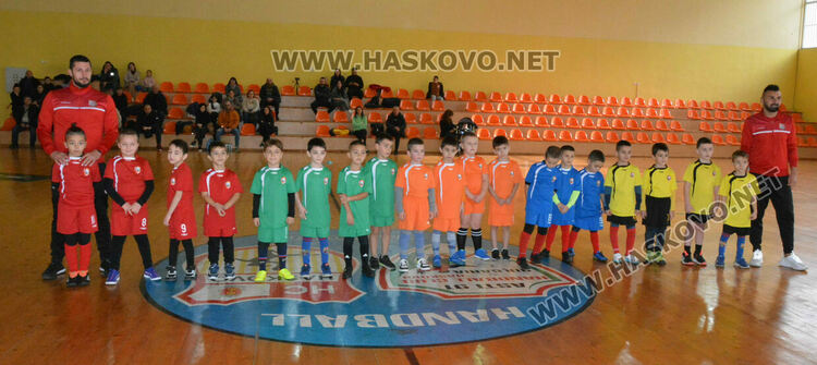 5 отбора от детски градини се включиха във футболен турнир „Купа Хасково“