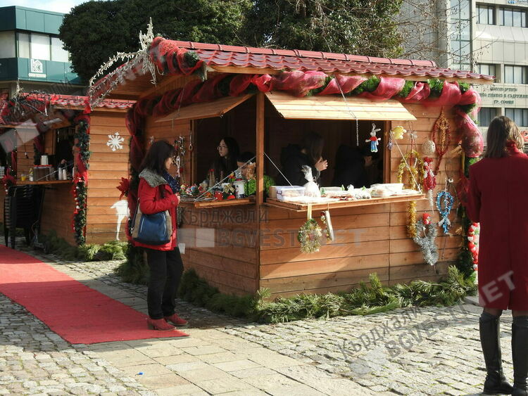 Идва Коледа, децата от „Ръка за помощ” са в стихията си