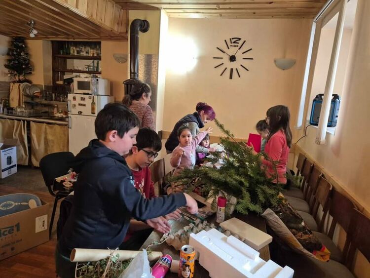 Еко работилница в Читалище „Просвета 1946“ в с. Бостина показа как да създаваме украса в хармония с природата