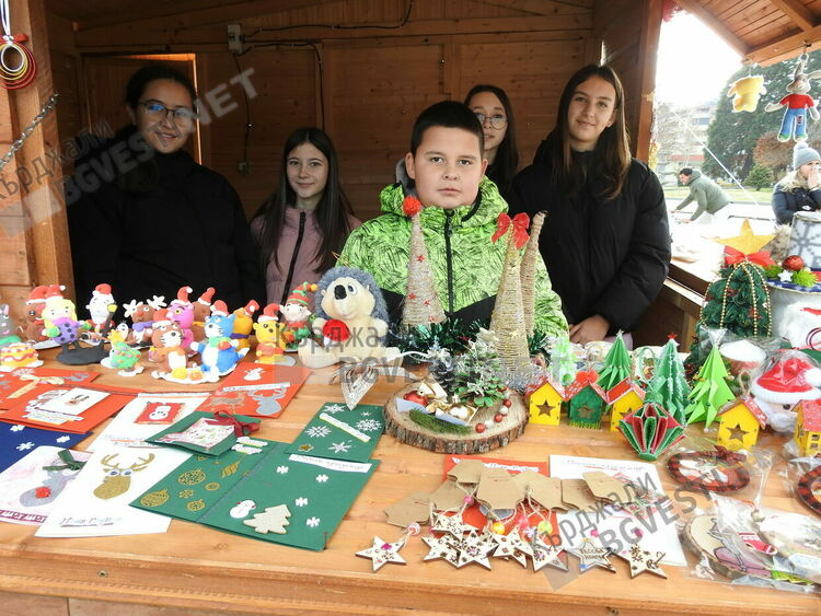 Идва Коледа, децата от „Ръка за помощ” са в стихията си