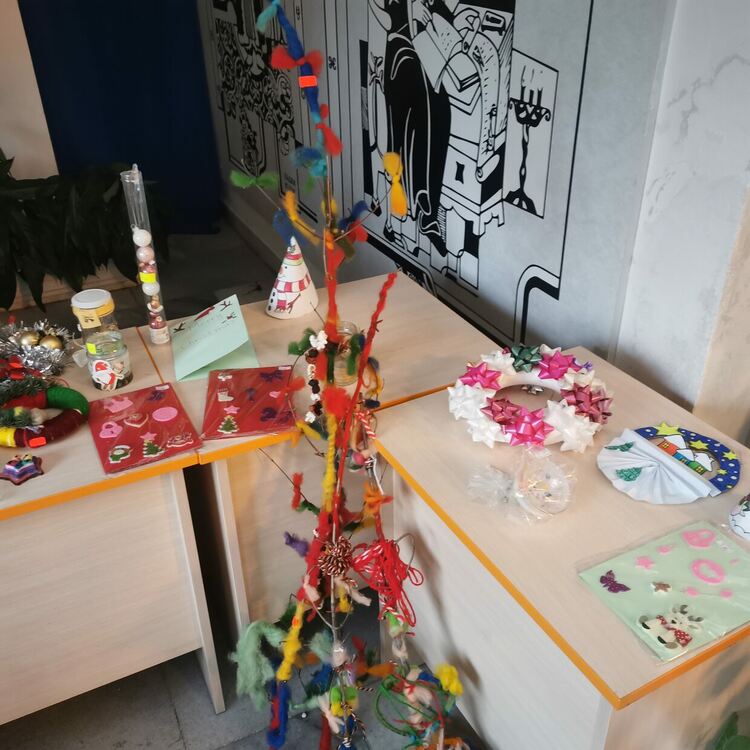 Коледен благотворителен базар отвори врати в СУ "Отец Паисий" в Смолян