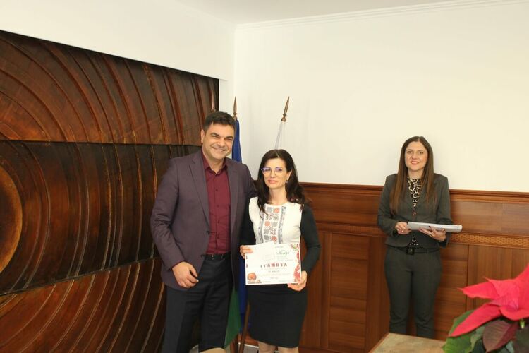 Наградиха отличените в общинския конкурс за коледна украса "Магията на Коледа"