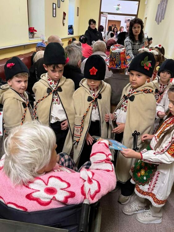 Деца от ДГ „Синчец“ стоплиха сърцата на възрастните хора в с. Фатово