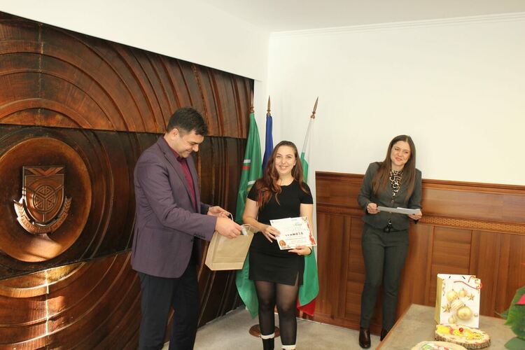 Наградиха отличените в общинския конкурс за коледна украса "Магията на Коледа"