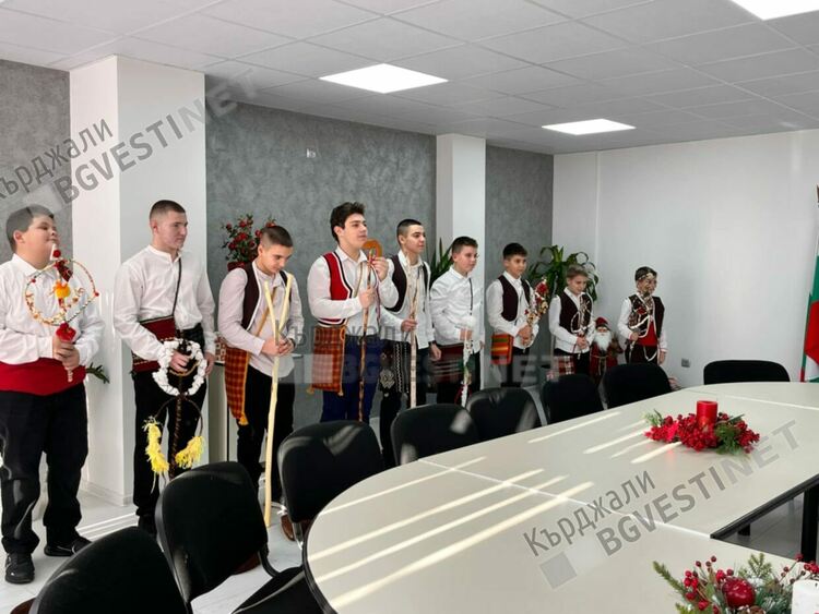 Коледари от СУ“Отец Паисий“ поздравиха областния управител Никола Чанев