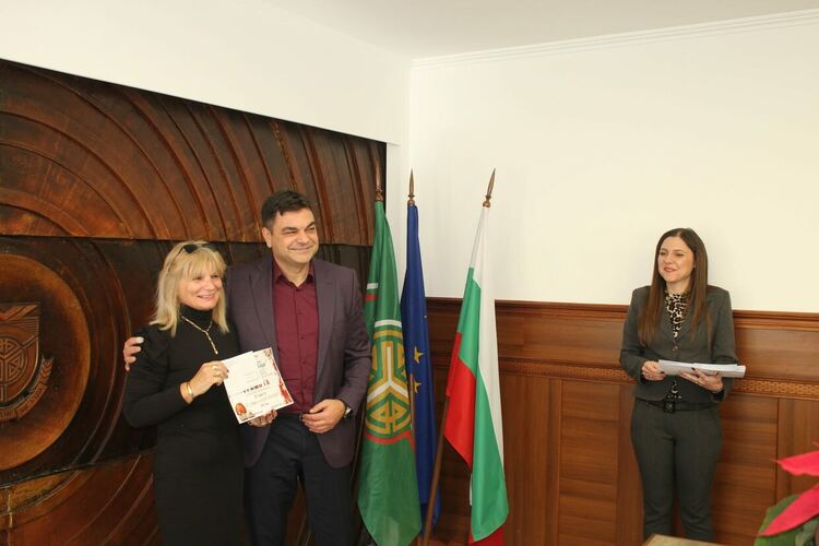 Наградиха отличените в общинския конкурс за коледна украса "Магията на Коледа"