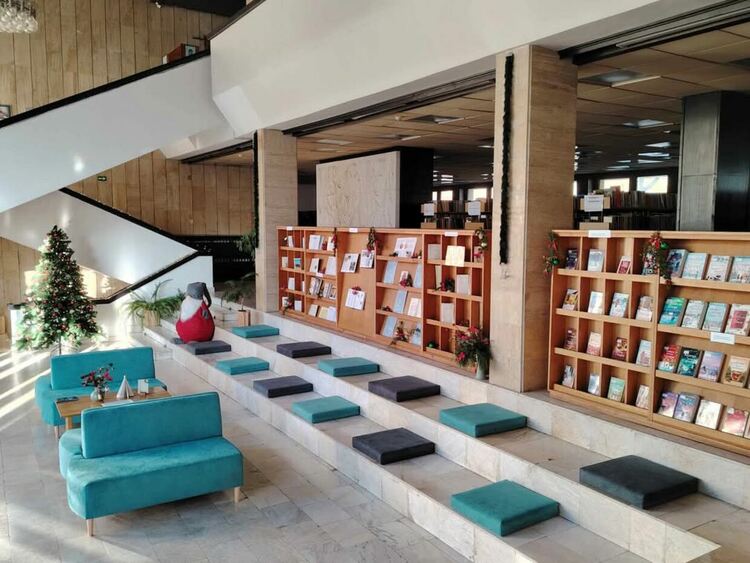 Коледно вдъхновение в библиотеката – изложба на книги и традиции