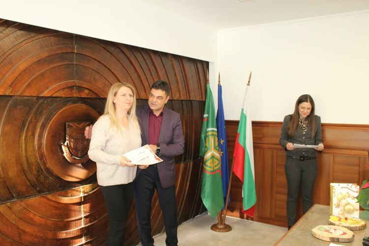 Наградиха отличените в общинския конкурс за коледна украса "Магията на Коледа"