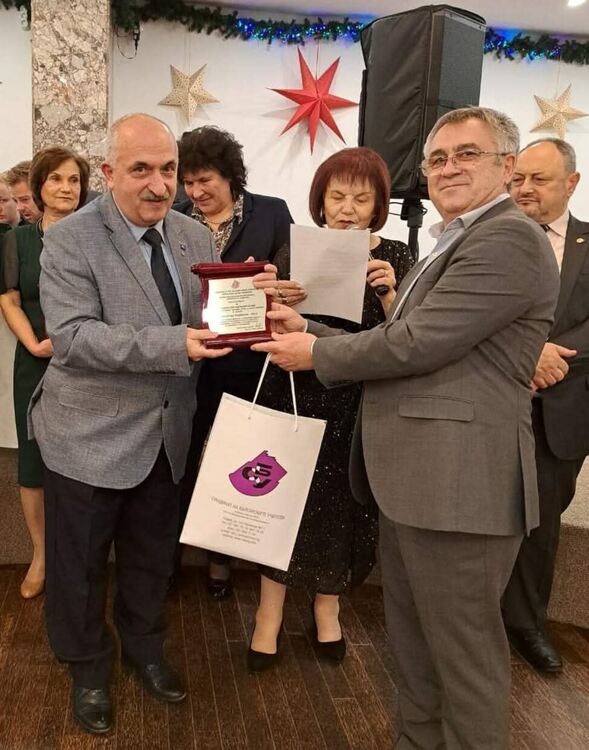 „Директорът на ОУ „Проф. д-р Асен Златаров“ получи приза „Директор на годината“