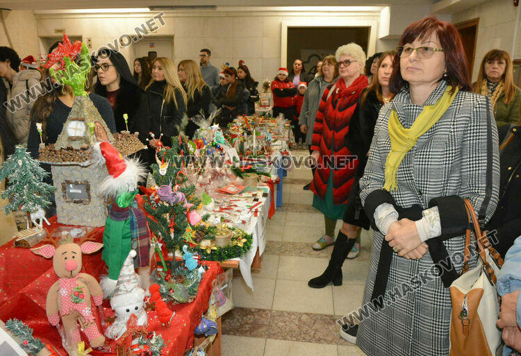 Откриха благотворителния базар „Деца даряващи надежда“ в Хасково