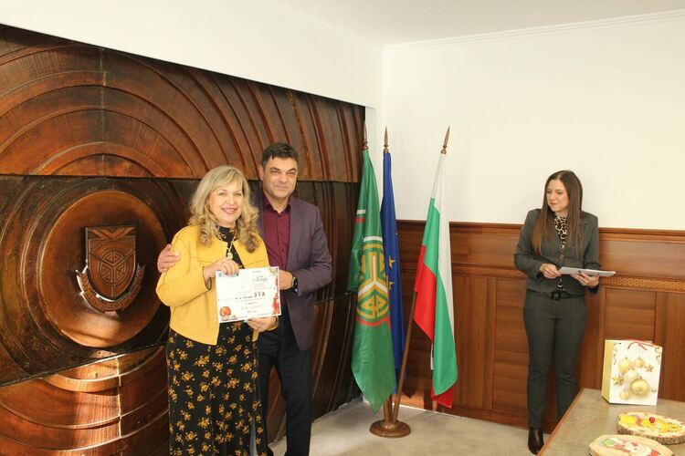 Наградиха отличените в общинския конкурс за коледна украса "Магията на Коледа"