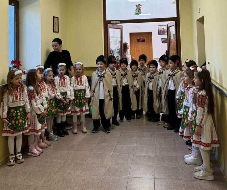 Деца от ДГ „Синчец“ стоплиха сърцата на възрастните хора в с. Фатово