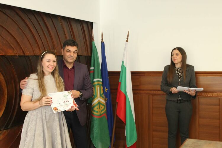 Наградиха отличените в общинския конкурс за коледна украса "Магията на Коледа"