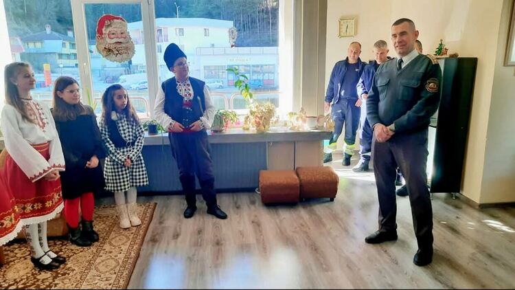 Коледният дух завладя Регионалната служба „Пожарна безопасност и защита на населението“ в Смолян