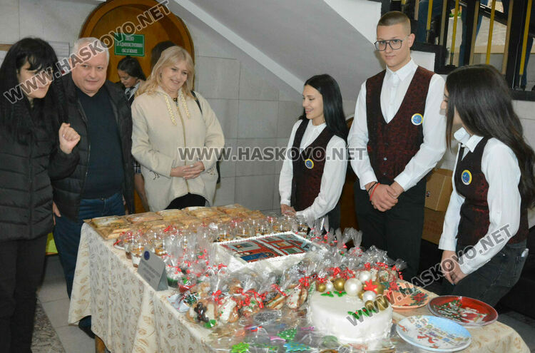 Откриха благотворителния базар „Деца даряващи надежда“ в Хасково