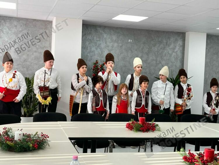 Коледари от СУ“Отец Паисий“ поздравиха областния управител Никола Чанев