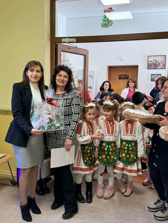 Деца от ДГ „Синчец“ стоплиха сърцата на възрастните хора в с. Фатово