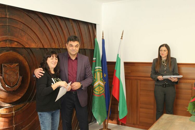 Наградиха отличените в общинския конкурс за коледна украса "Магията на Коледа"