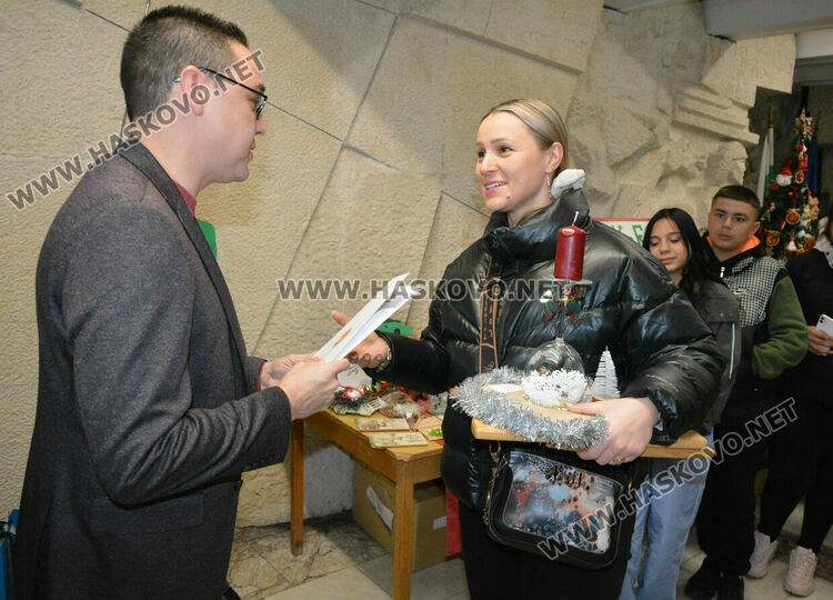Откриха благотворителния базар „Деца даряващи надежда“ в Хасково 