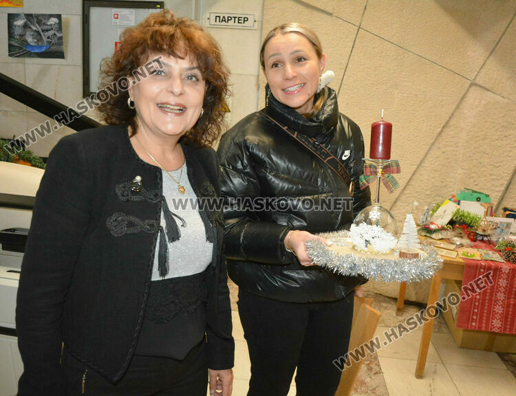 Откриха благотворителния базар „Деца даряващи надежда“ в Хасково 